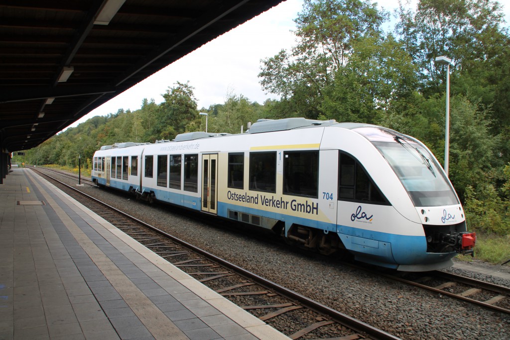 648 298 mit Lackierung der "Ostseeland Verkehr GmbH" steht am 27.09.2015 im Bahnhof Weilburg, laut UIC-Kennzeichen wurde er auf die HLB umgemeldet.