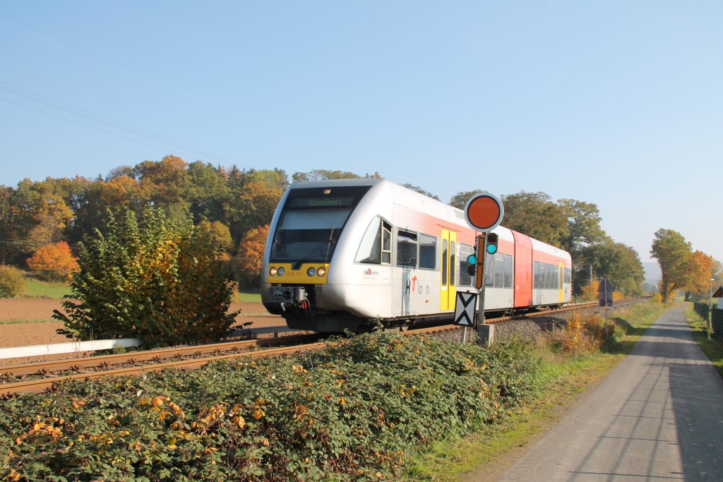 Ein GTW der HLB passiert das Einfahr-Vorsignal von Büdingen auf der Lahn-Kinzig-Bahn am 31.10.2015.