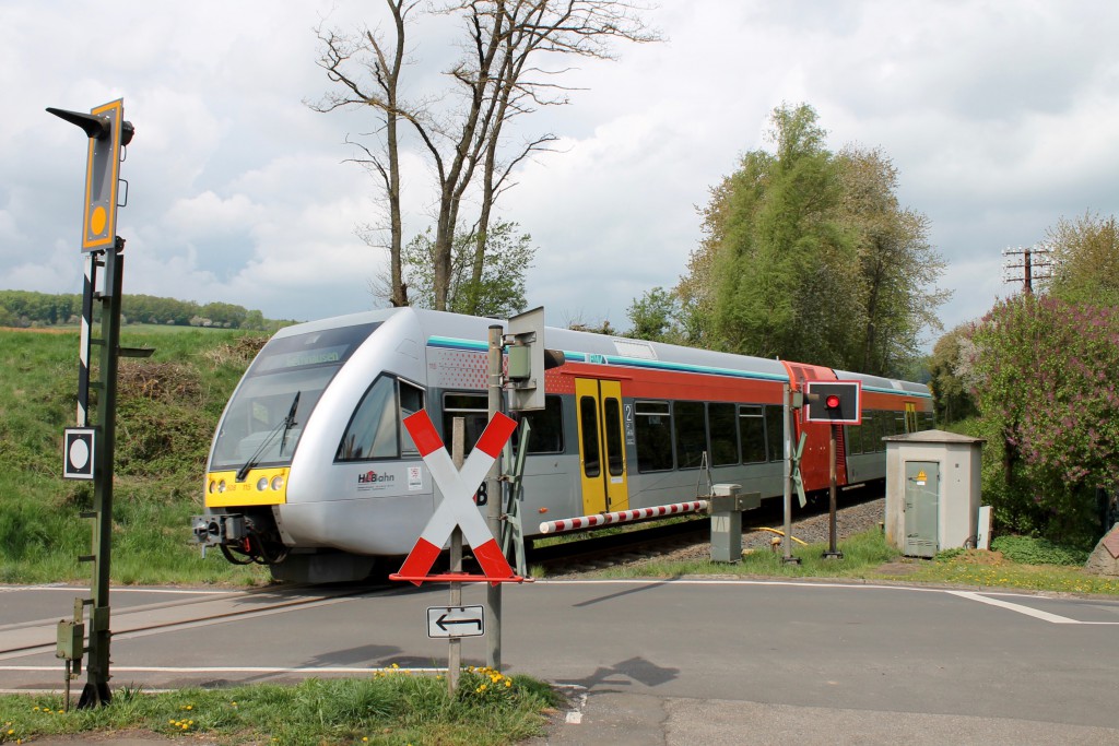 Ein GTW der HLB überquert den Bahnübergang in Effolderbach auf der Lahn-Kinzig-Bahn, aufgenommen am 26.04.2015.