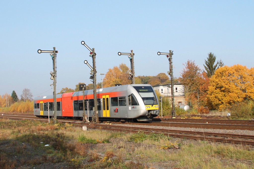 Ein GTW der HLB verlässt den Bahnhof Hungen, aufgenommen am 31.10.2015.