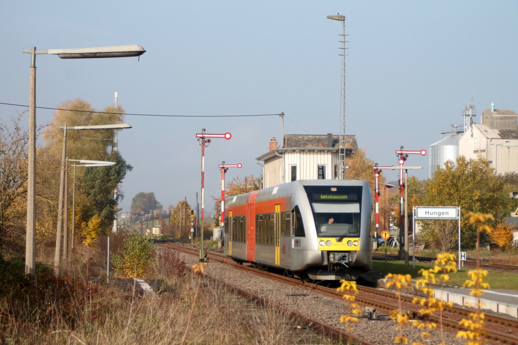 Ein GTW der HLB fährt am 31.10.2015 in den Bahnhof Hunger der Lahn-Kinzig-Bahn ein.