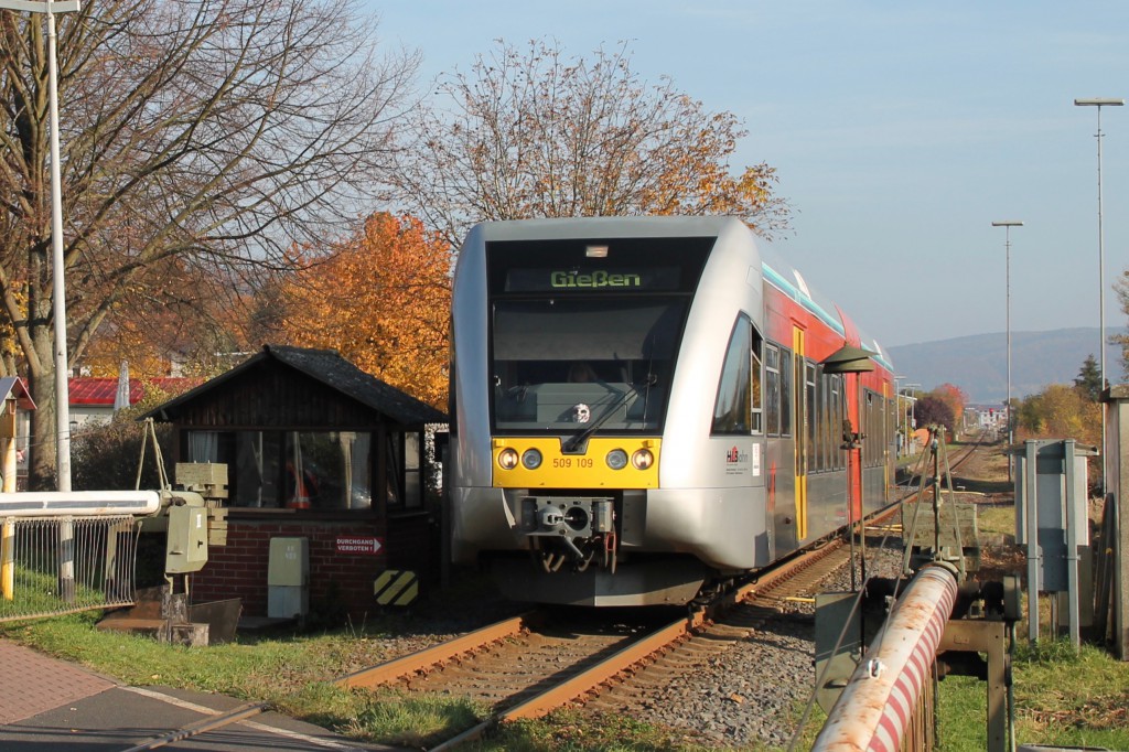 Ein GTW der HLB am Schrankenposten in Gründau-Lieblos, aufgenommen am 31.10.2015.