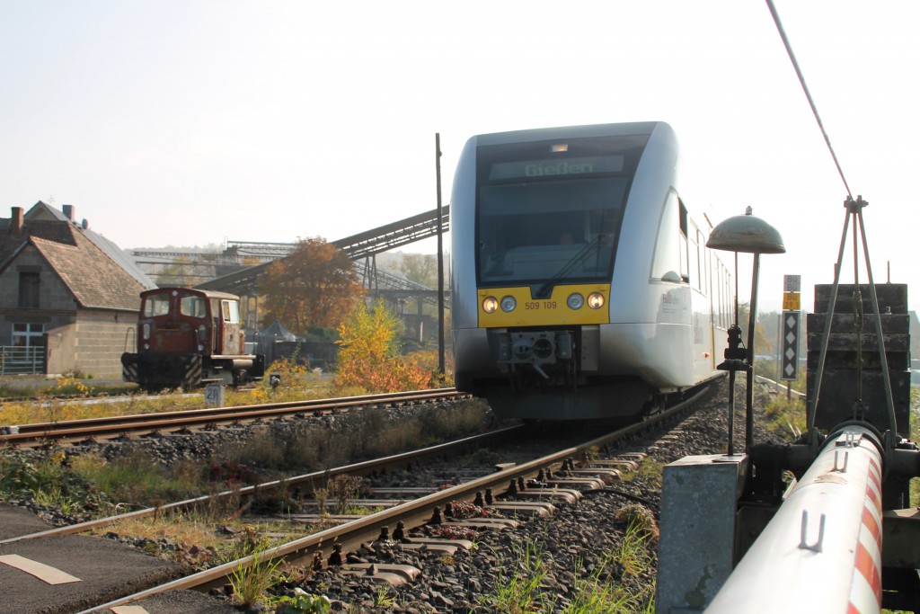 Ein GTW der HLB passiert die Basaltverladung in Ober-Widdersheim auf der Lahn-Kinzig-Bahn, aufgenommen am 31.10.2015.