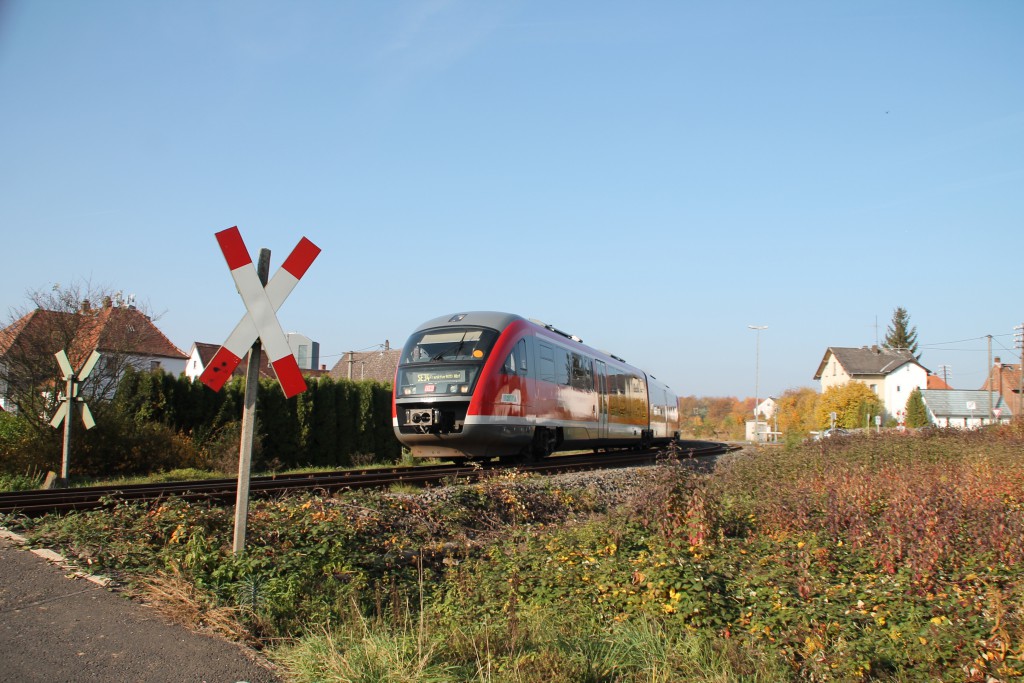 Ein Desiro der DB ist kurz vor einem unbeschrankten Bahnübergang in Glauburg-Stockheim, aufgenommen am 31.10.2015.