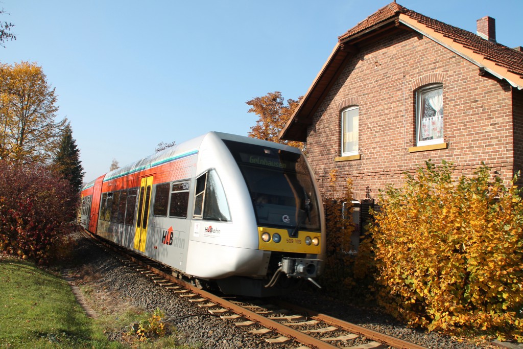 Ein GTW der HLB durchquert das herbstliche Glauburg-Stockheim, aufgenommen am 31.10.2015.