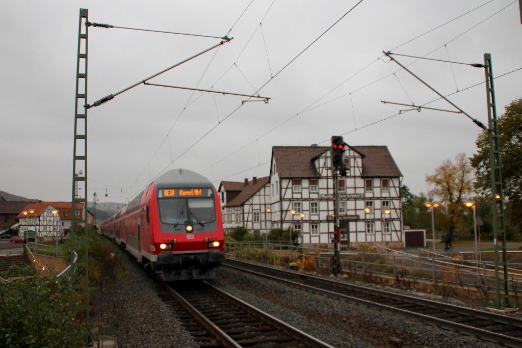 Ein Doppelstock-Steuerwagen durchquert als RegionalExpress den Bahnhof Gensungen-Felsberg auf der Main-Weser-Bahn, aufgenommen am 24.10.2015.