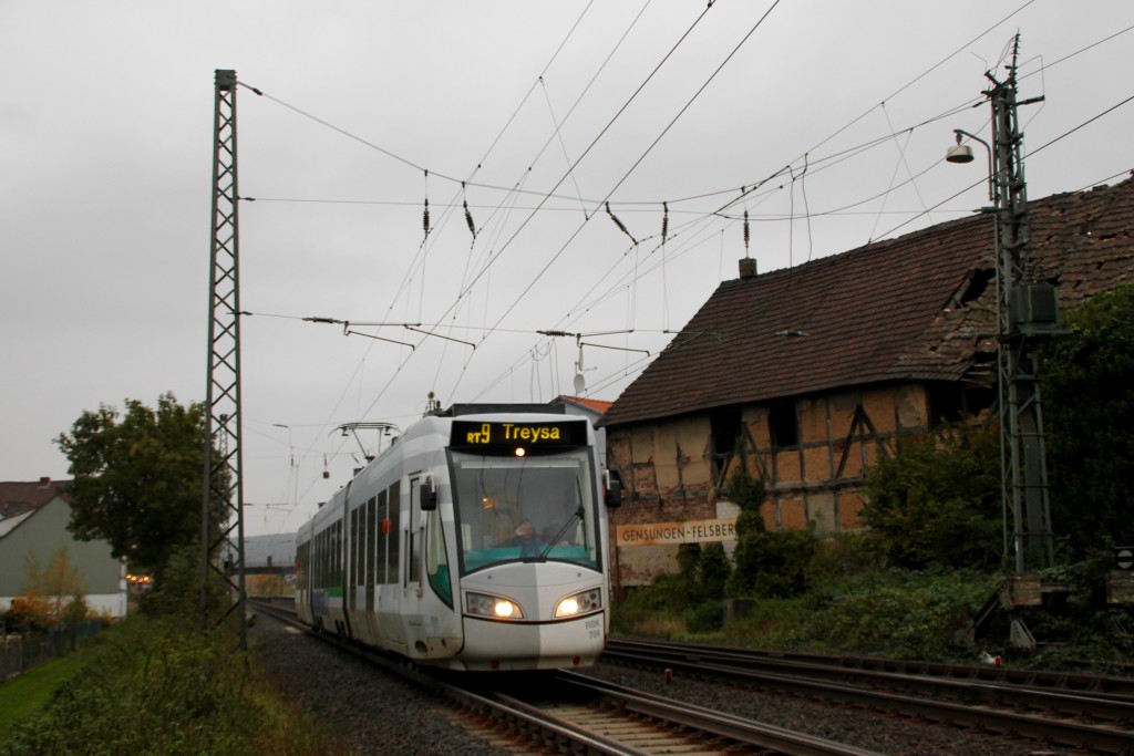 Eine RegioTram verlässt Gensungen-Felsberg auf der Main-Weser-Bahn in Richtung Treysa, aufgenommen am 24.10.2015.