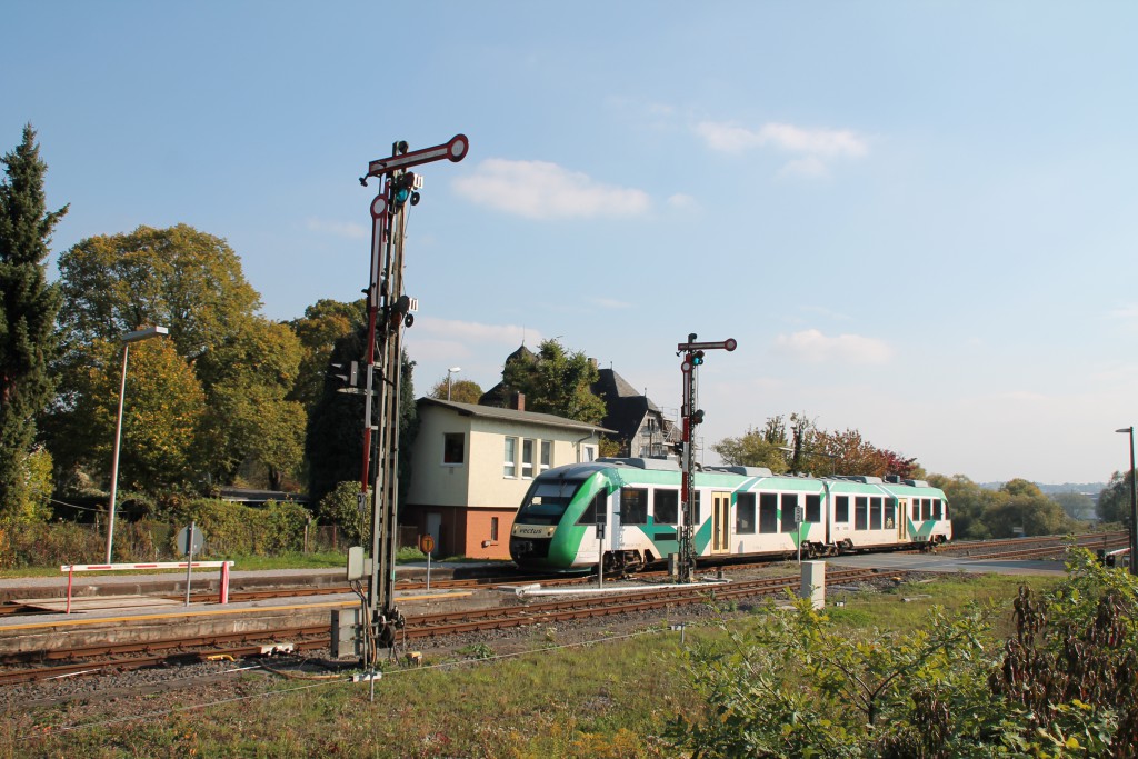 Ein LINT der VECTUS fuhr am 10.10.2015 in den Bahnhof Staffel der Obvrwesterwaldbahn ein.