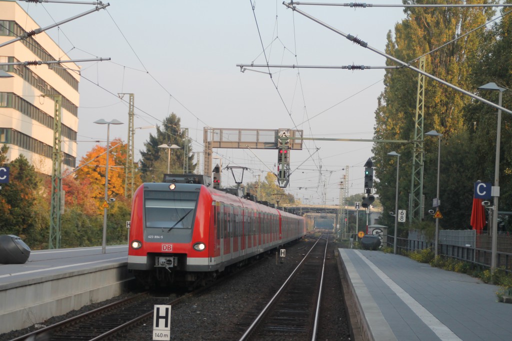 423 394 fährt als S5 in den Bahnhof Frankfurt-Rödelheim ein, aufgenommen am 13.10.2015.