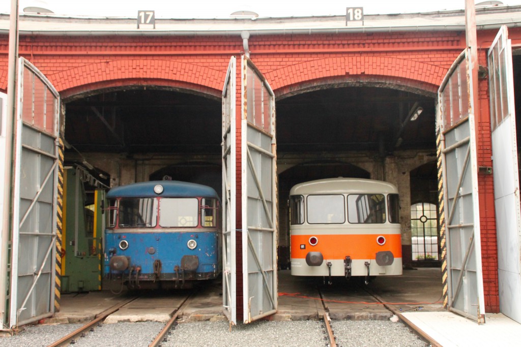 Aus dem Lokschuppen in Siegen schauen 798 723 und 998 115 heraus, aufgenommen am 25.10.2015.