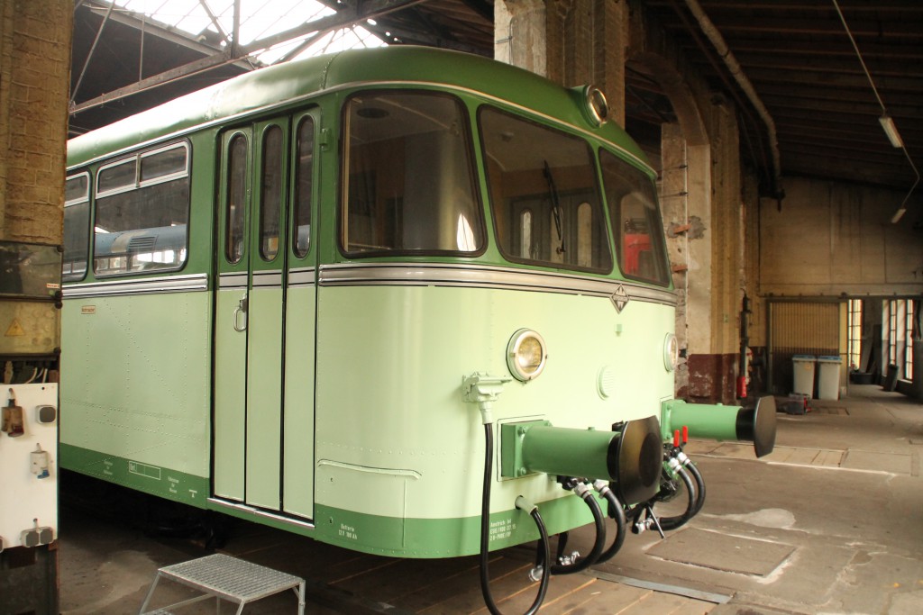 Am 25.10.2015 schaut im Lokschuppen in Siegen ein grün lacierter Schienenbus der Baureihe 798 hervor.