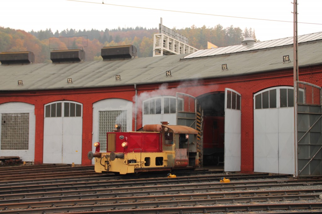 Aus dem Lokschuppen in Siegen kommt am 25.10.2015 eine Köf II heraus.