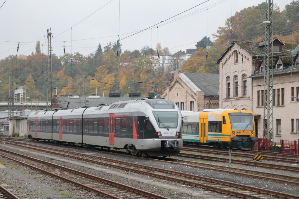 Ein FLIRT der Abellio und ein Regioshuttle der ODEG stehen abgestellt am 25.10.2015 im Bahnhof Siegen.