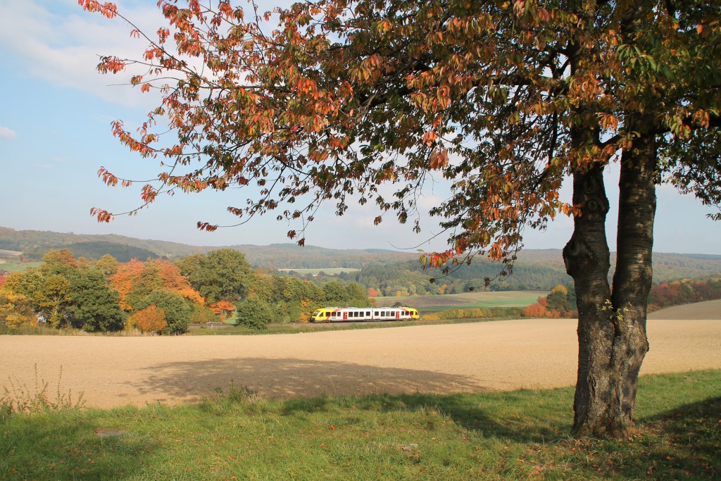 Ein LINT der HLB macht sich von Grävenwiesbach auf zum Streckenende der Taunusbahn, aufgenommen am 10.10.2015.