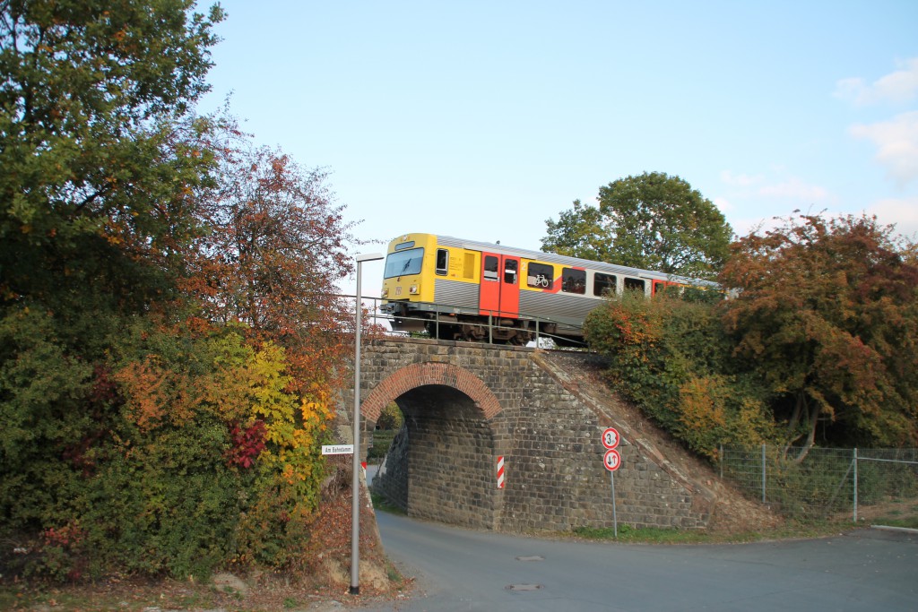 Ein VT2E der HLB überquert ein kleines Viadukt in Usingen auf der Taunusbahn, aufgenommen am 10.10.2015.