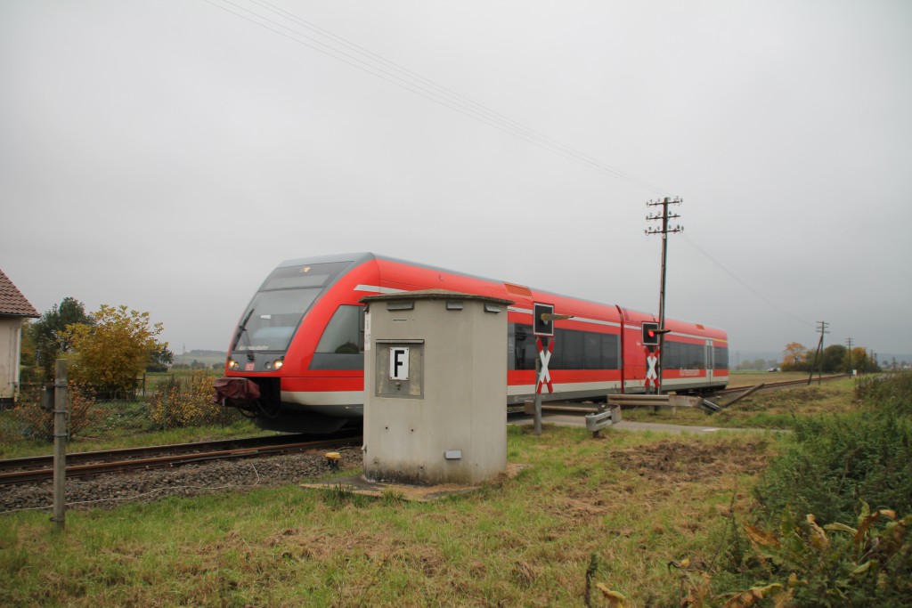 646 208 überquert einen Bahnübergang bei Wabern, aufgenommen am 25.10.2015.