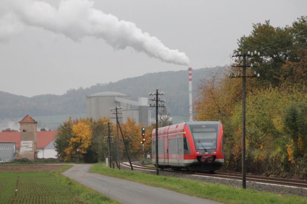 646 208 kurz vor dem Einfahrsignal von Wabern, aufgenommen am 24.10.2015.