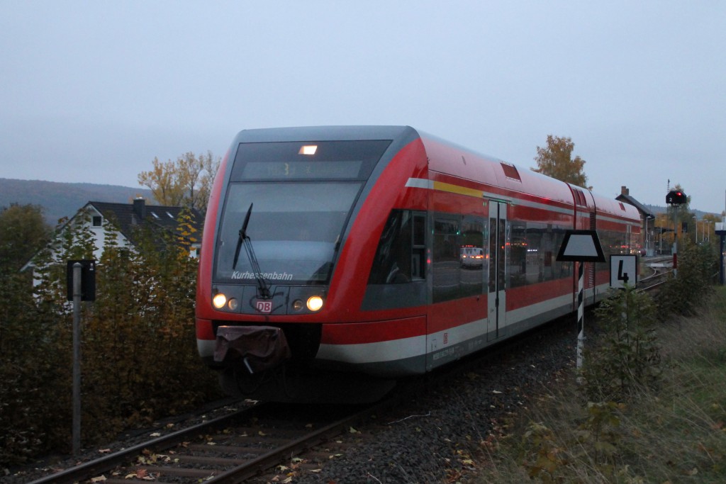 646 208 verlässt den Bahnhof Wega in Richtung Bad Wildungen, aufgenommen am 24.10.2015.