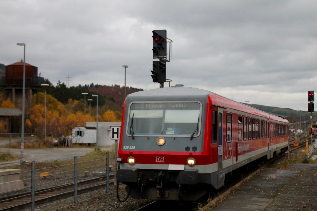 628 228 rangierte am 07.11.2015 im Bahnhof Bestwig.