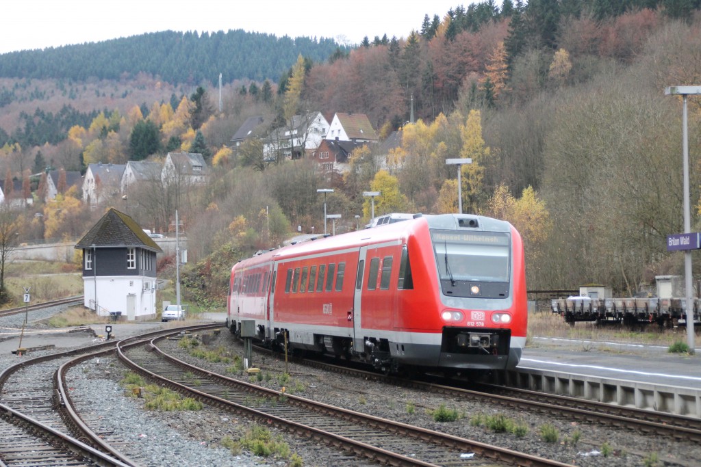 612 078 fährt am 07.11.2015 in den Bahnhof Brilon Wald ein.