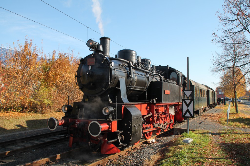 206 des Hessencourier hält am 01.11.2015 im Bahnhof Baunatal-Großenritte.