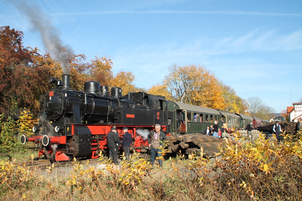 206 des Hessencourier hält am 01.11.2015 im Bahnhof Hoof.