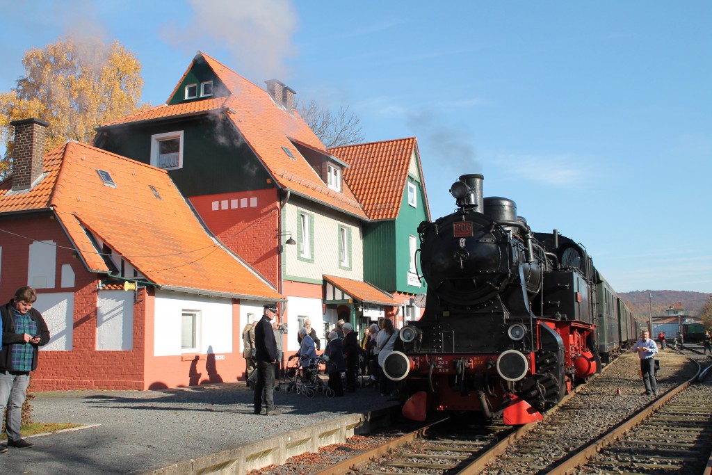 206 des Hessencourier ist nach ihrer Sonderfahrt am Streckenendpunkt in Naumburg angekommen, aufgenommen am 01.11.2015.