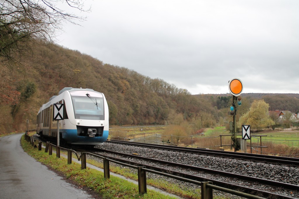 Ein LINT der "Ostseeland-Verkehr GmbH" durchfährt am 29.11.2015, im Auftrag der HLB, die große Kurve in Aumenau auf der Lahntalbahn.