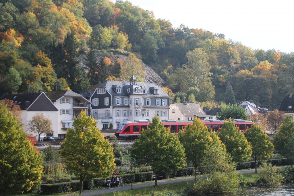 Ein LINT der DB durchquert das herbstliche Balduinstein auf der Lahntalbahn, aufgenommen am 10.10.2015.