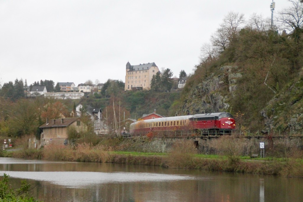 Eine NOHAB verlässt mit ihrem Sonderzug Runkel in Richtung Wetzlar, aufgenommen am 29.11.2015.