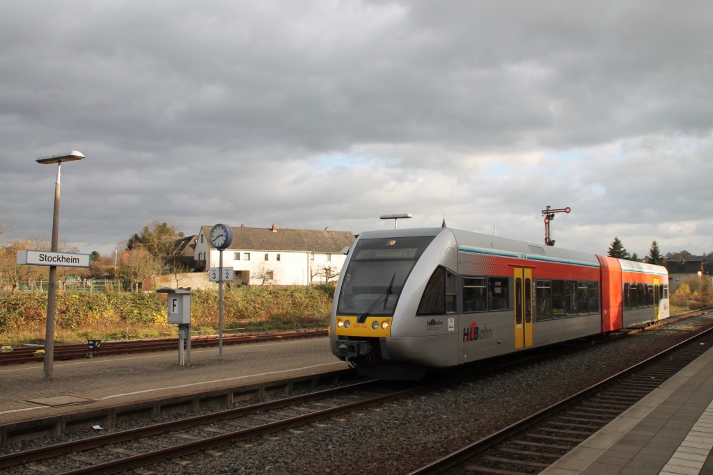 Ein GTW der HLB wartet in Glauburg-Stockheim noch auf Fahrgäste bevor er sich weiter auf den weg nach Gießen macht, aufgenommen am 15.11.2015.