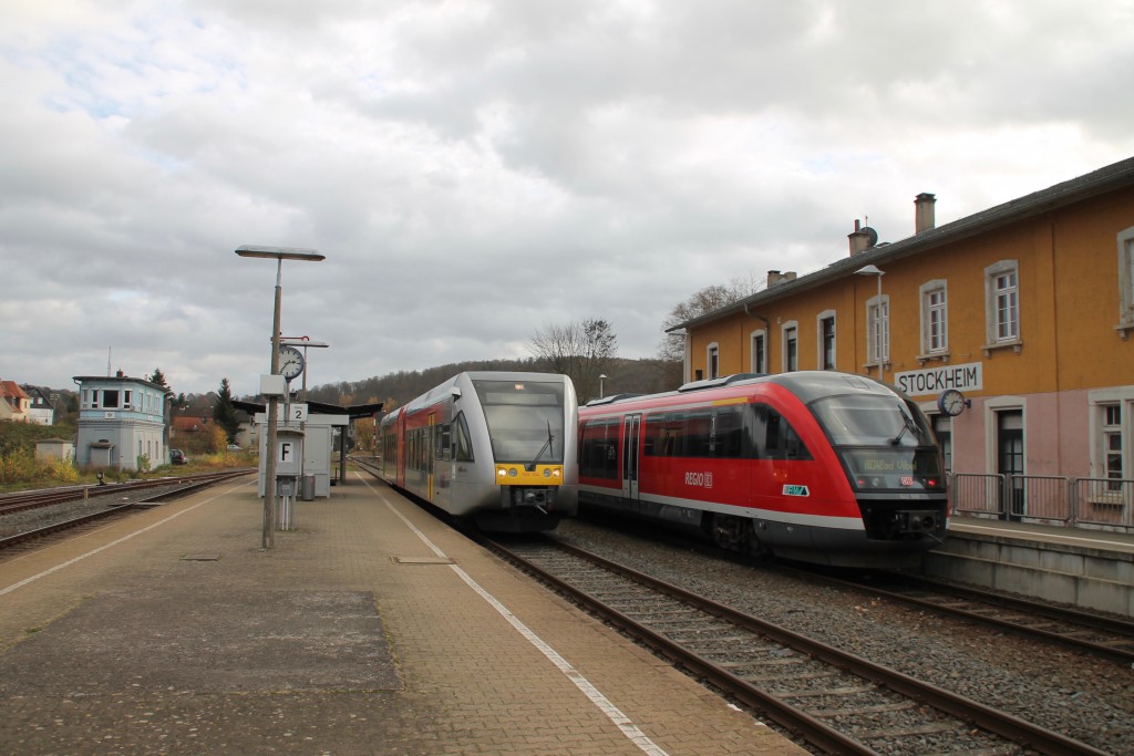 Im Bahnhof Glauburg-Stockheim trafen sich am 15.11.2015 ein GTW der Hab und 642 066 von DB Regio.