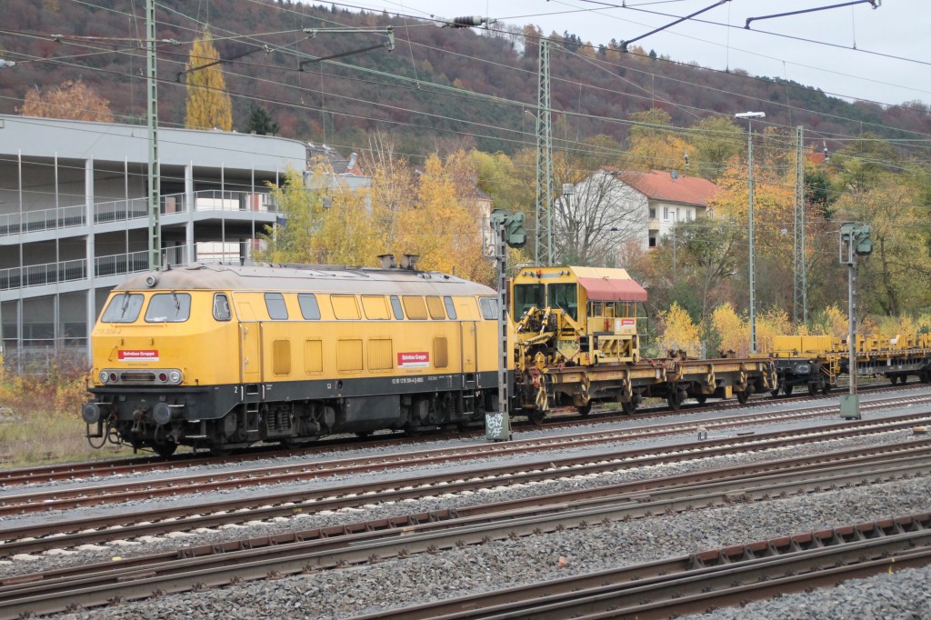 Im Bahnhof Marburg steht am 07.11.2015 218 305 mit einem Bauzug und wartet auf ihren nächsten Einsatz.