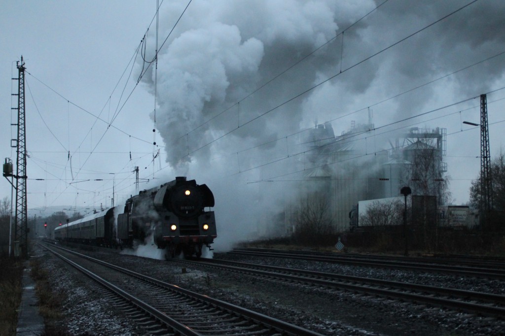 01 1533 verlässt am 28.11.2015 den Bahnhof Niederwalgern mit ihrem Sonderzug der Eisenbahnfreunde Treysa.