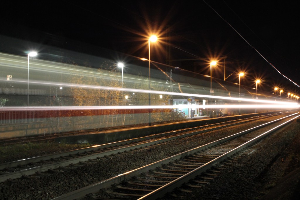 Am 28.11.2015 rast ein IC durch Großen-Linden auf der Main-Weser-Bahn.