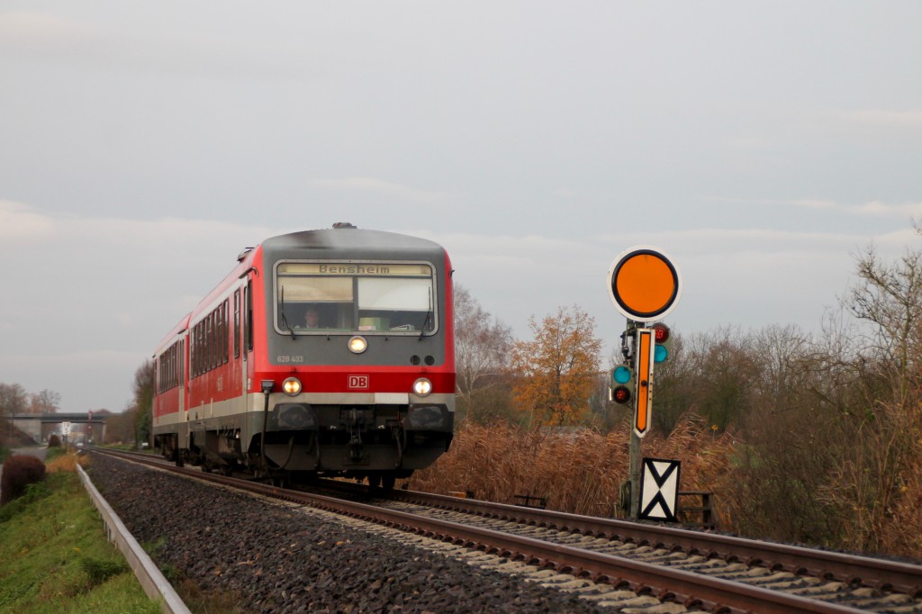 628 493 hat soeben das Einfahr-Vorsignal von Lorsch aus Richtung Bensheim erreicht, aufgenommen am 21.11.2015.