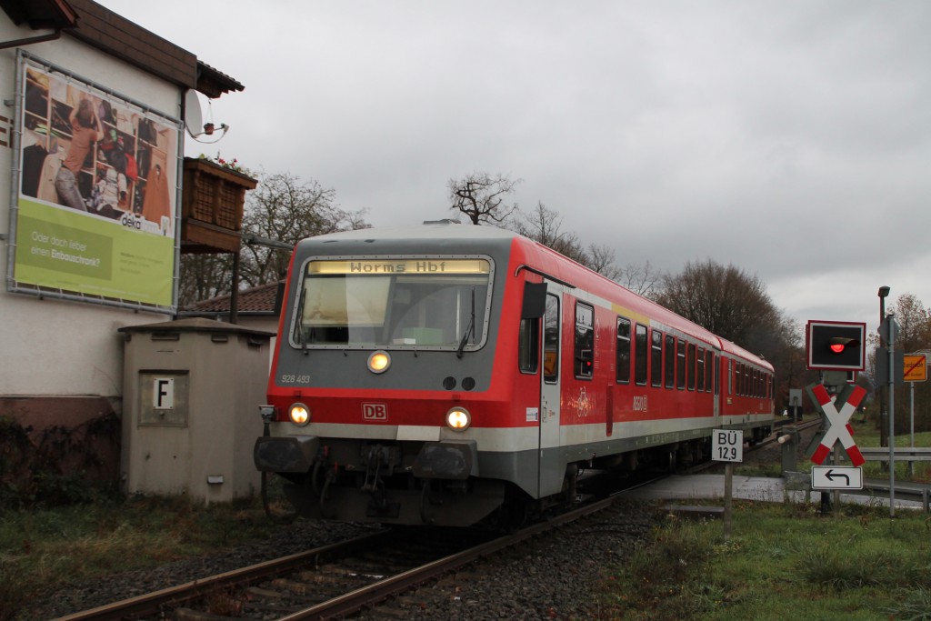 628 493 verlässt soeben den Haltepunkt Riedrode auf der Niebelungenbahn, aufgenommen am 21.11.2015.