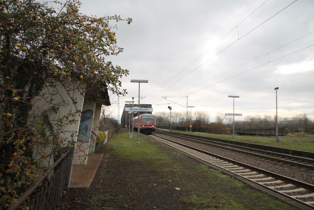 628 493 durchfährt am 21.11.2015 den stillgelegten Haltepunkt Worms-Brücke.