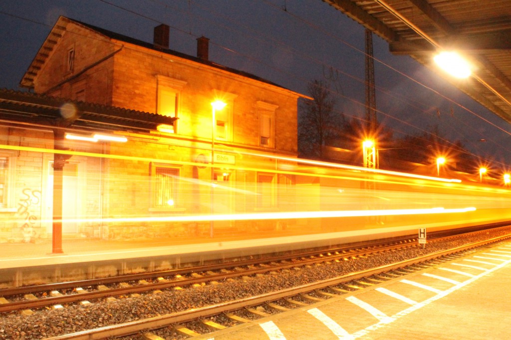 Ein Triebwagen der Baureihe 425 fährt am Abend des 21.11.2015 in den Bahnhof Biblis ein, aufgenommen am 21.11.2015.