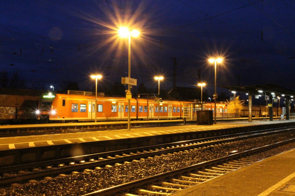 Am späten Abend des 21.11.2015 wartet ein Triebwagen der Baureihe 425 im Bahnhof Biblis auf die Abfahrt.