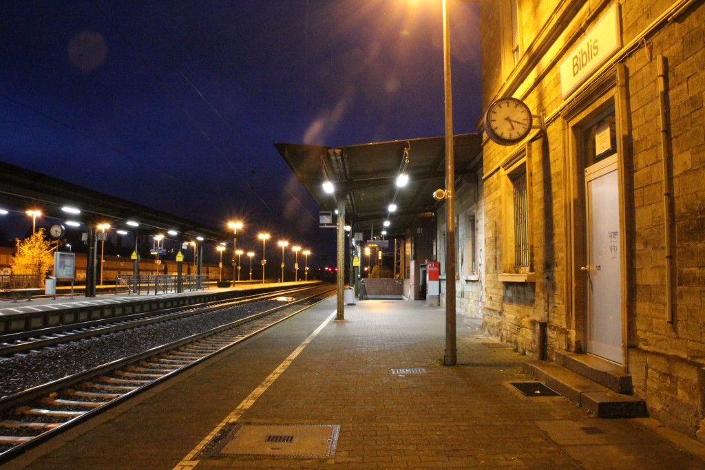 Abendruhe im Bahnhof Biblis, aufgenommen am 21.11.2015.