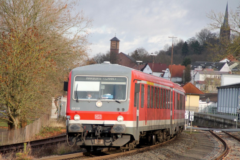 628 226 verlässt den Bahnhof Frankenberg in Richtung Marburg, aufgenommen am 28.11.2015.