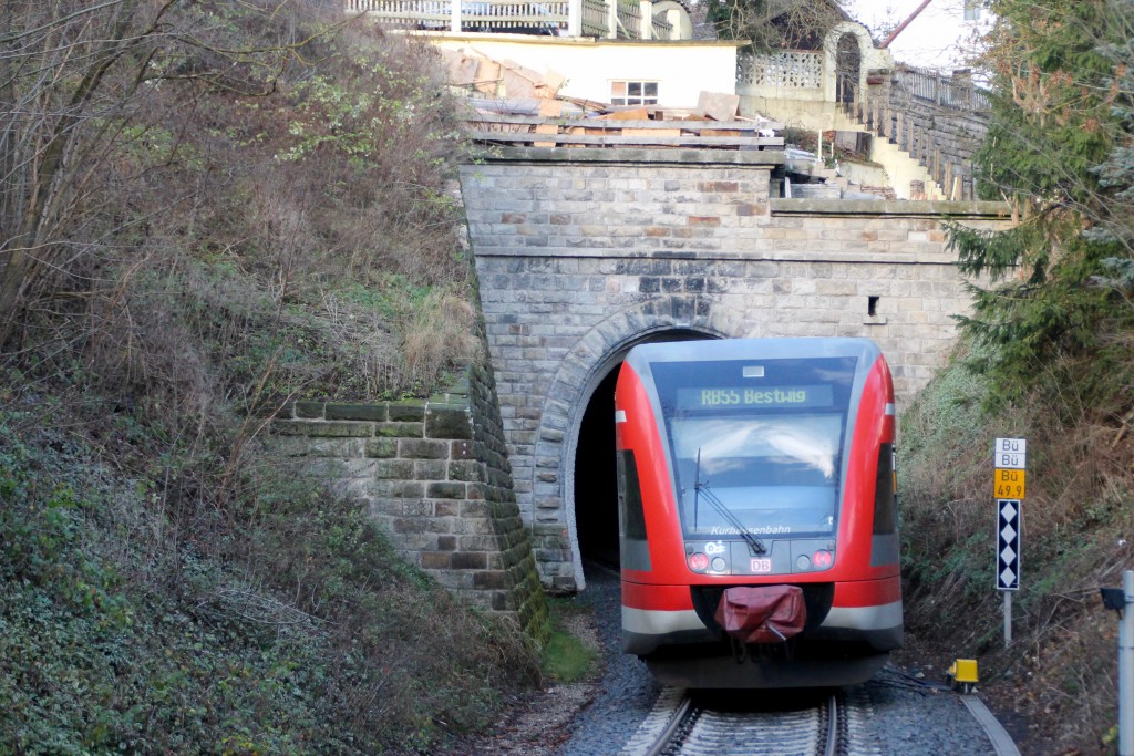 Ein GTW der Kurhessenbahn verschwindet im kleinen Ittertunnel auf der Burgwaldbahn, aufgenommen am 28.11.2015.