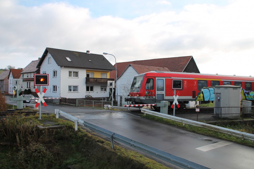 Im kleinen Ort Niederwetter überquert 628 250 den innerörtlichen Bahnübergang, aufgenommen am 28.11.2015.