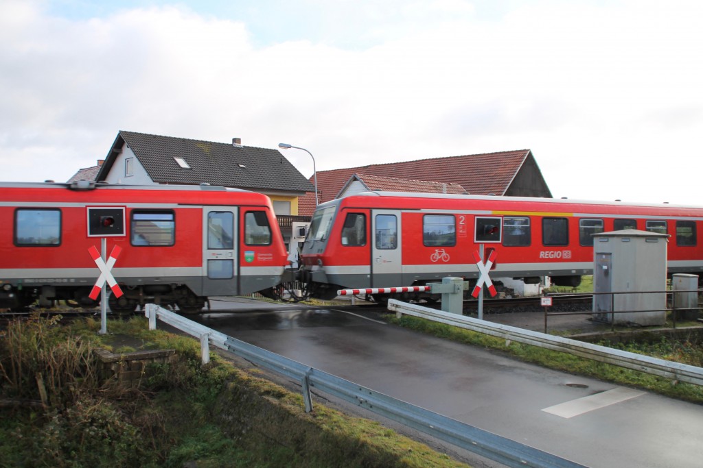 Im kleinen Ort Niederwetter überqueren Zwei Triebwagen der Baureihe 628 den innerörtlichen Bahnübergang, aufgenommen am 28.11.2015.