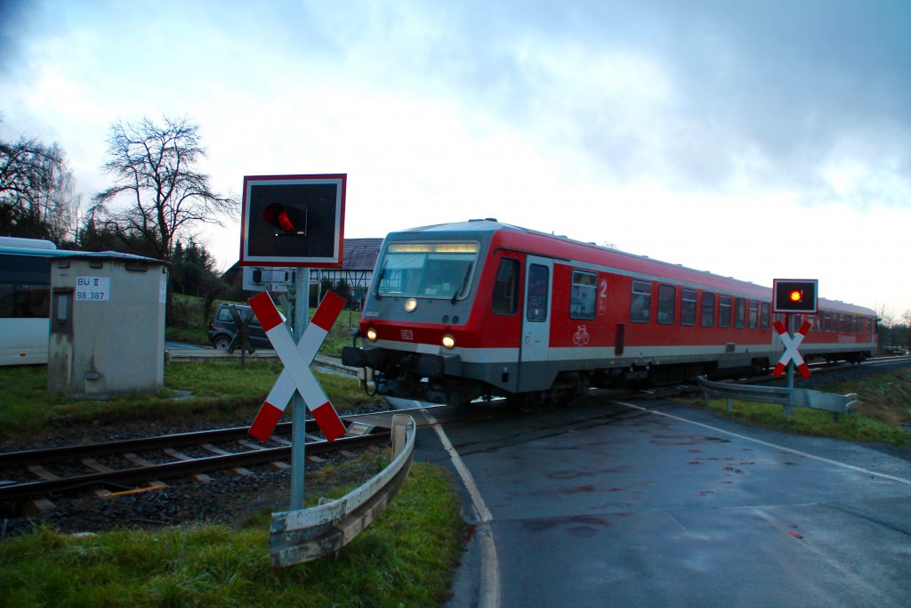 628 429 überquert einen Bahnübergang bei Niederwetter auf der Burgwaldbahn, aufgenommen am 28.11.2015.