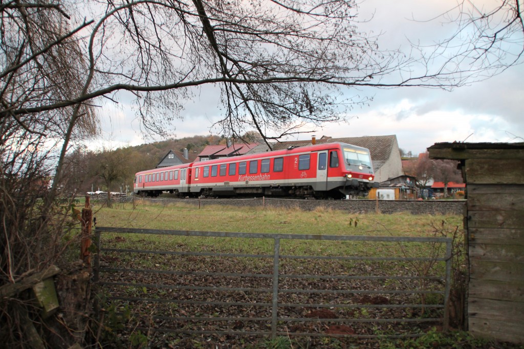 628 426 bei einer Viehweide bei Todenhausen auf der Burgwaldbahn, aufgenommen am 28.11.2015.