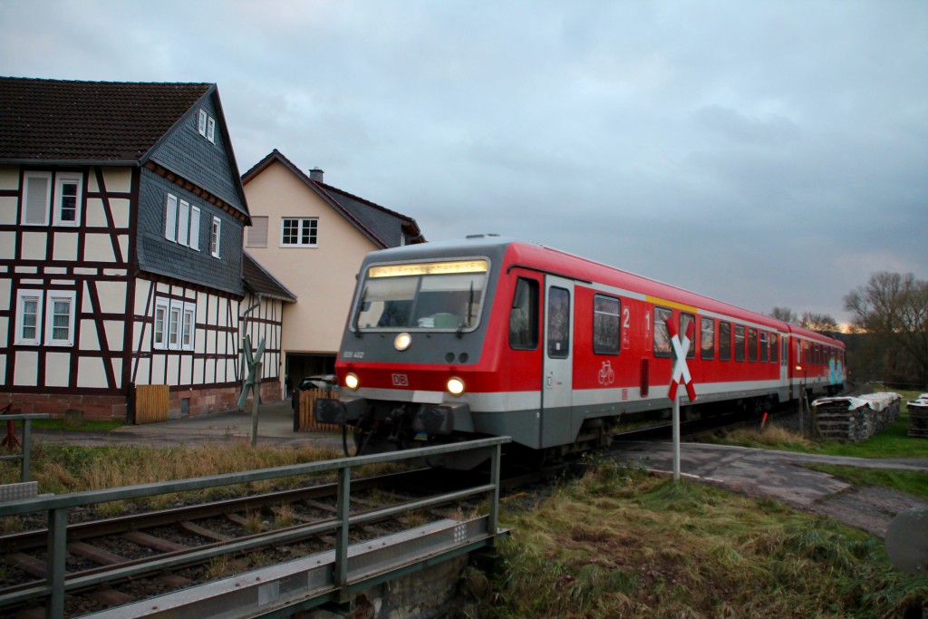 628 412 durchquert den Ort Todenhausen auf der Burgwaldbahn, aufgenommen am 28.11.2015.