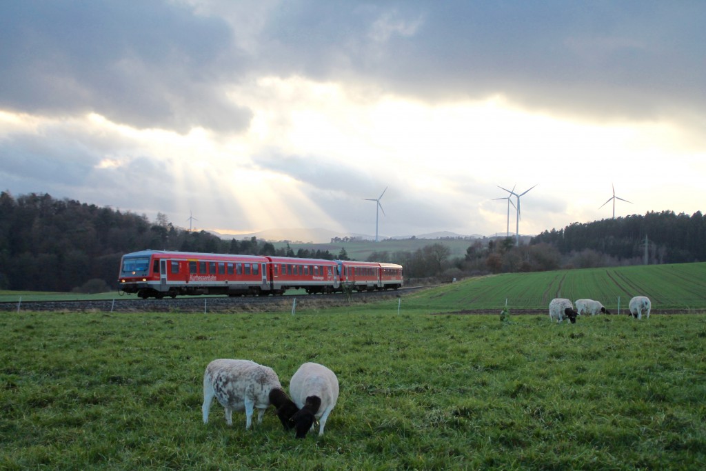 Zwei Triebwagen der Baureihe 628 durchqueren die Felder bei Wiesenfeld auf der Burgwaldbahn, aufgenommen am 28.11.2015.