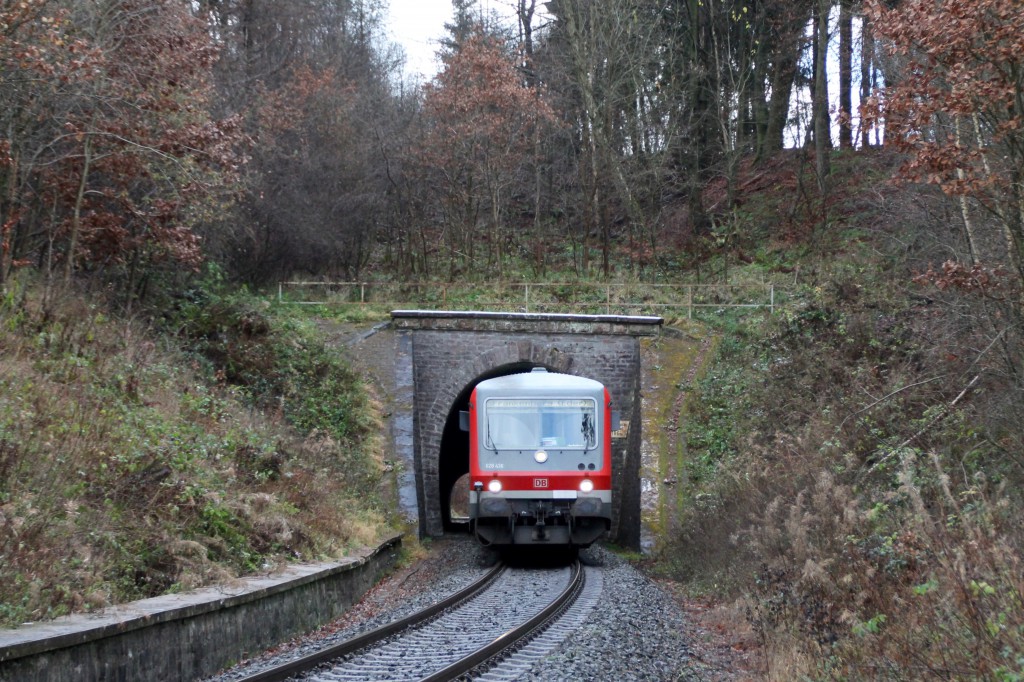 628 436 verlässt den Wiesenfelder Tunnel, aufgenommen am 28.11.2015.